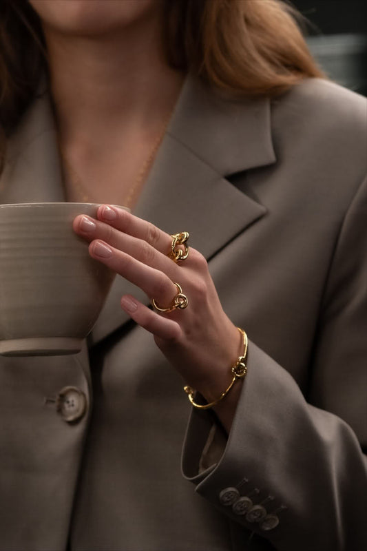 💍 Comment bien porter ses accessoires au quotidien ? Les astuces LAMSATI - LAMSATI GALERIE